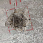 Sondage sur une dalle en béton armé pour identifier le diamètre et la disposition des armatures dans le cadre d’un calcul de capacité portante.