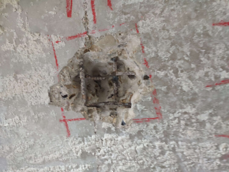 Sondage sur une dalle en béton armé pour identifier le diamètre et la disposition des armatures dans le cadre d’un calcul de capacité portante.