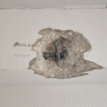 Sondage sur une poutre en béton armé pour déterminer le diamètre et la disposition des armatures en vue d’un calcul de capacité portante.