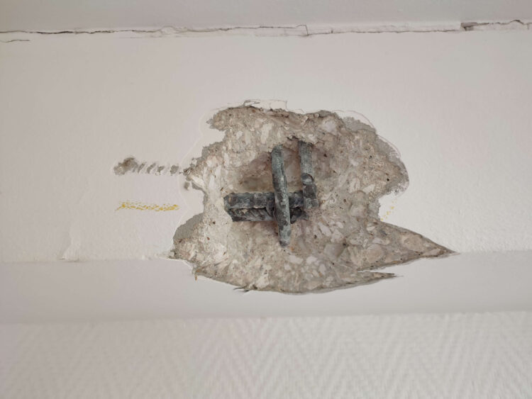 Sondage sur une poutre en béton armé pour déterminer le diamètre et la disposition des armatures en vue d’un calcul de capacité portante.