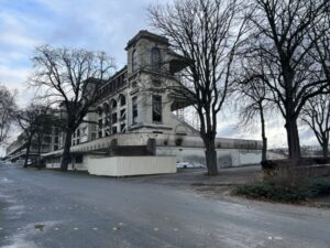 Vue extérieure montrant la façade architecturale des tribunes historiques.