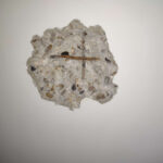 Sondage destructif dans un mur en béton pour le diagnostic structurel au collège Le Parc.